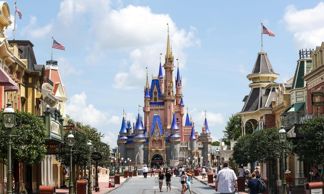 Công viên nổi tiếng thế giới Disneyland sa thải 28.000 nhân viên - Ảnh 1.