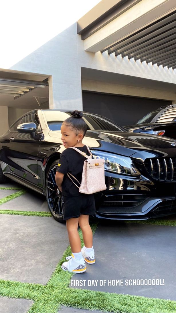 Kylie Jenner's daughter wore a backpack worth $12,000 on her first day of school - Photo 2.