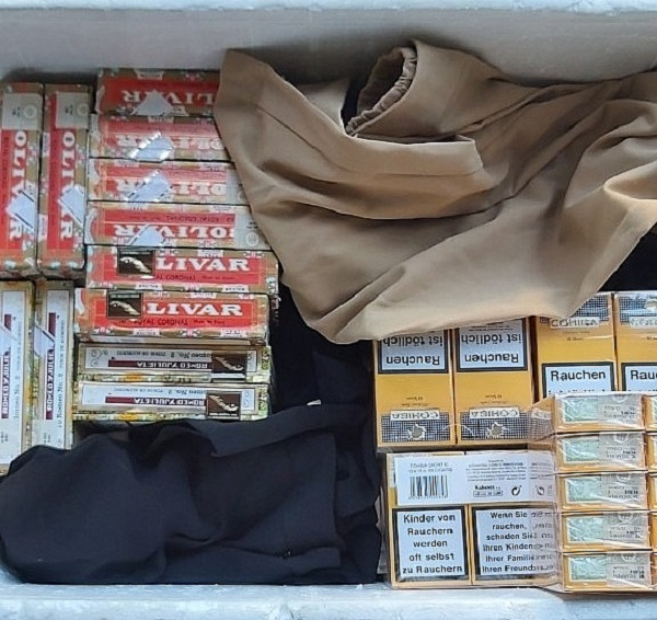 Bắt giữ lô hàng gồm hơn 3.000 điếu xì gà nhập lậu - Ảnh 1.