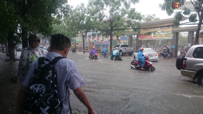 Nghệ An: Nhiều trường cho học sinh nghỉ học phòng tránh bão số 7 - Ảnh 1.