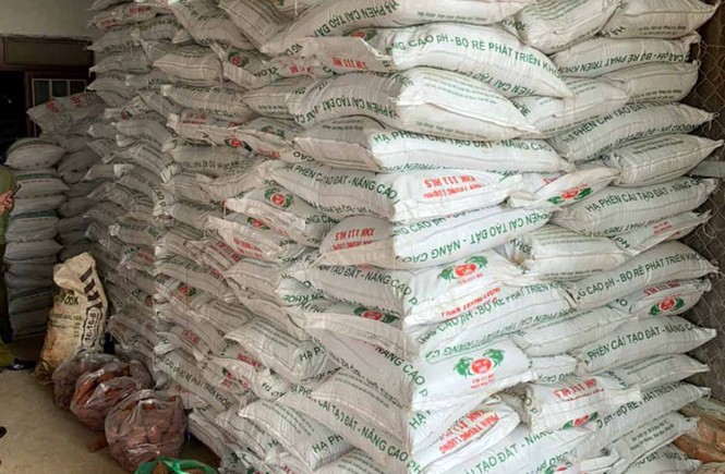 Lâm Đồng: Phát hiện 40 tấn phân bón giả sản xuất bằng đất và bột đá - Ảnh 1.