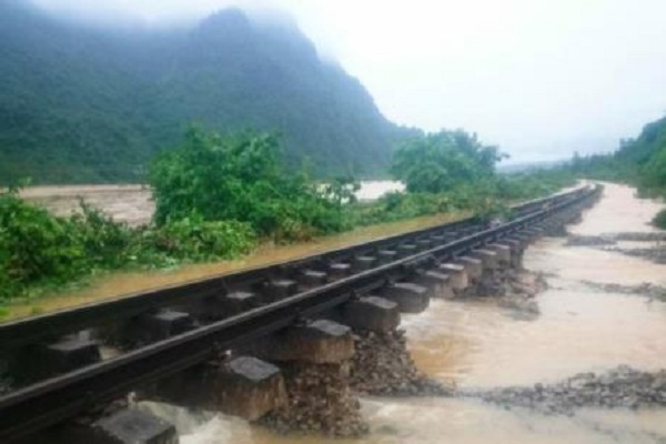 Ngành đường sắt thiệt hại 27 tỷ đồng do ảnh hưởng mưa lũ. - Ảnh 1.