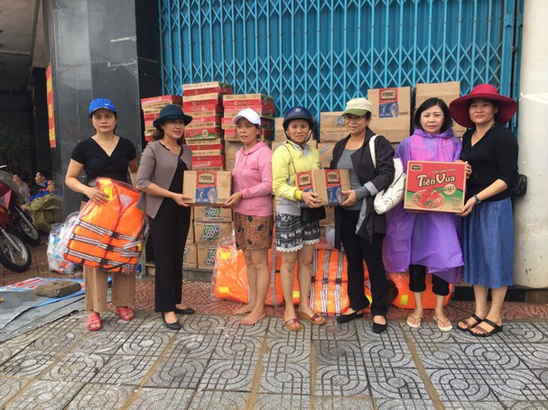 Hội LHPN tỉnh Quảng Trị trao quà là các sản phẩm thiết yếu do Masan hỗ trợ cho bà con tại các địa phương ảnh hưởng nặng nề sau mưa lũ.