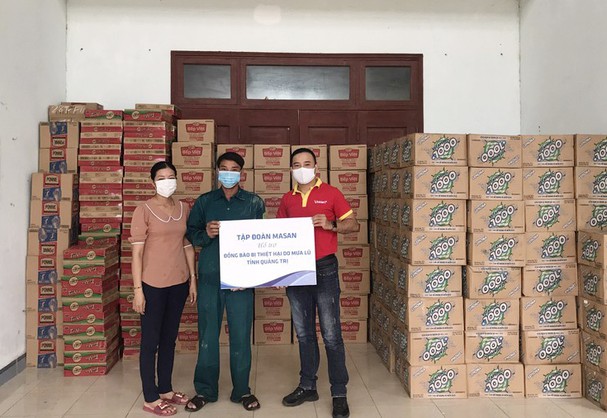 Tập đoàn Masan trao quà cho Hội Chữ thập đỏ Quảng Trị.