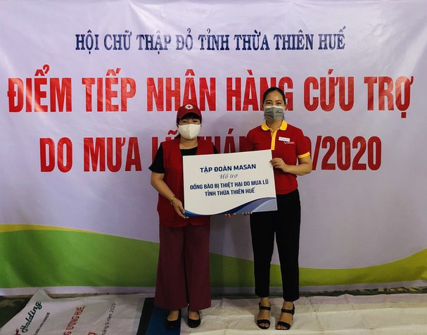 Tập đoàn Masan trao quà cho Hội Chữ thập đỏ Thừa Thiên Huế.