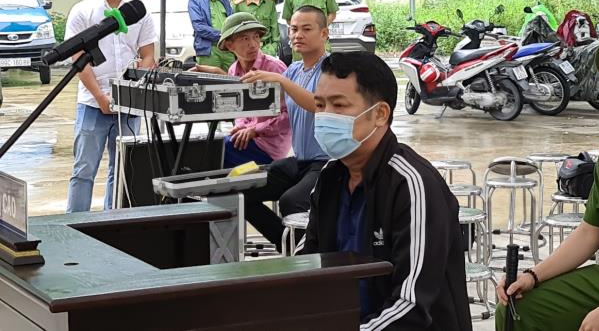 Bắc Ninh: Xét xử lưu động giám đốc rút súng dọa bắn tài xế xe tải  - Ảnh 1.