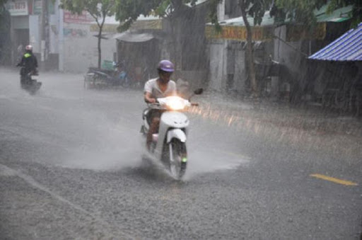 Mưa dông trên cả nước, các địa phương đề phòng lốc sét, gió giật mạnh - Ảnh 1.