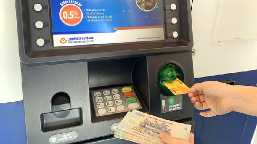 Từ năm 2021, người sử dụng lao động phải trả các loại phí khi trả lương qua thẻ ATM - Ảnh 1.