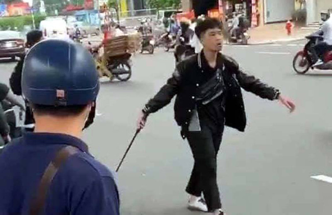 Khởi tố đối tượng dùng gậy sắt đập xe máy trên đường Trường Chinh, Hà Nội - Ảnh 1.