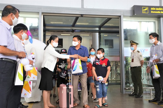 Đà Nẵng: Đón đoàn khách đầu tiên sau hơn 2 tháng tạm ngừng hoạt động du lịch - Ảnh 1.