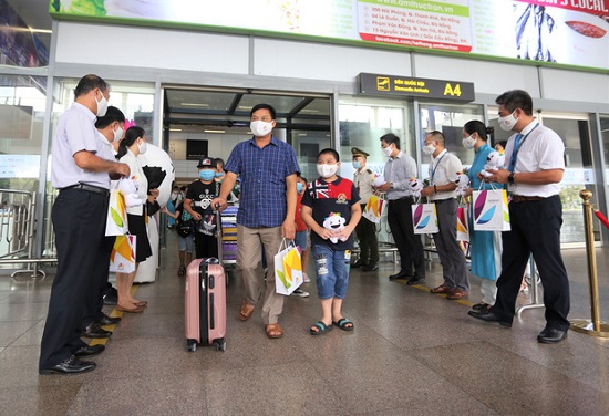 Đà Nẵng: Đón đoàn khách đầu tiên sau hơn 2 tháng tạm ngừng hoạt động du lịch - Ảnh 2.