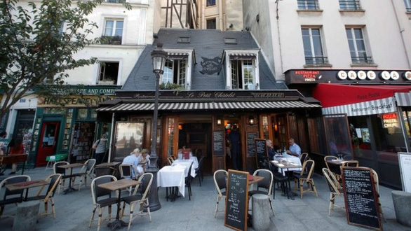 Paris đóng cửa tất cả quán bar, nâng cảnh báo dịch bệnh lên mức cao nhất - Ảnh 1.