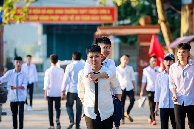 ĐH Y Thái Bình miễn toàn bộ học phí cho nam sinh 10 năm cõng bạn - Ảnh 2.