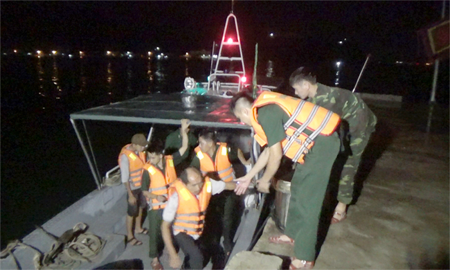 Cán bộ - chiến sĩ Đồn biên phòng cửa khẩu cảng Quy Nhơn đưa 11 ngư dân gặp nạn vào bờ an toàn. Ảnh: BĐBP tỉnh Bình Định
