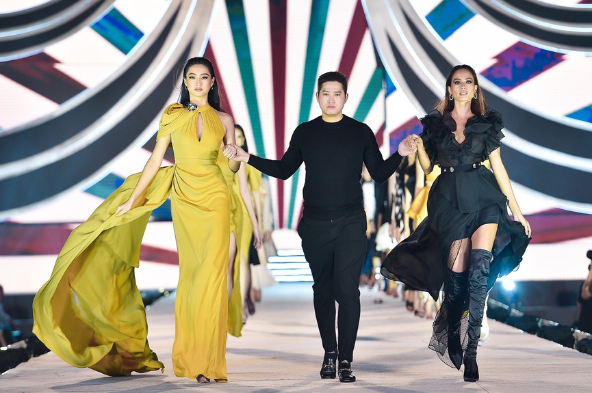 Bốn Hoa hậu 'đọ' catwalk trên sàn runway dài 40m - Ảnh 11.