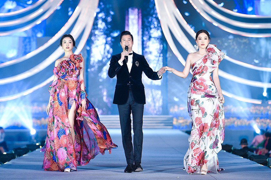 Bốn Hoa hậu 'đọ' catwalk trên sàn runway dài 40m - Ảnh 6.