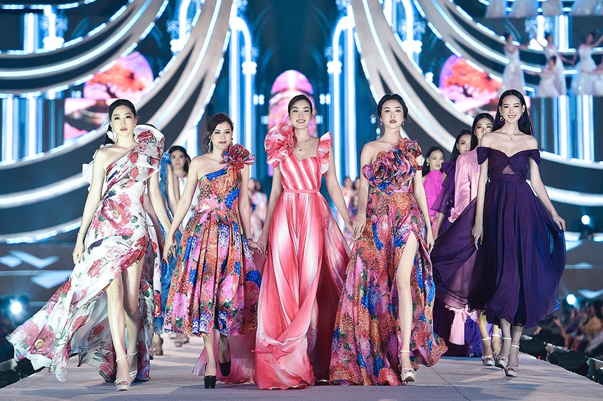 Bốn Hoa hậu 'đọ' catwalk trên sàn runway dài 40m - Ảnh 9.