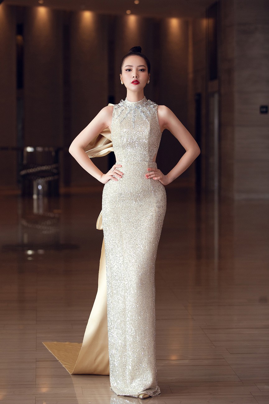 Hoa hậu Tiểu Vy diện đầm xuyên thấu 'nổi bật' thảm đỏ họp báo Chung kết HHVN 2020 - Ảnh 8.