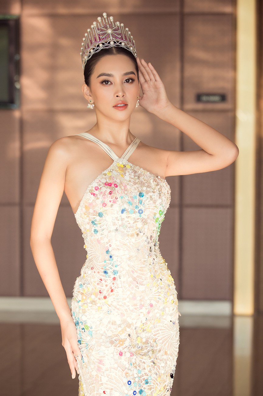 Hoa hậu Tiểu Vy diện đầm xuyên thấu 'nổi bật' thảm đỏ họp báo Chung kết HHVN 2020 - Ảnh 2.