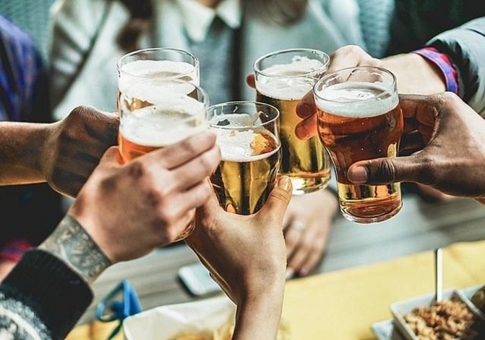 Phạt uống rượu bia là sai lầm của các trường học. Xem hình liên quan để hiểu rõ hơn về tác hại của việc uống đồ uống có cồn đối với sức khỏe và hành vi của học sinh.