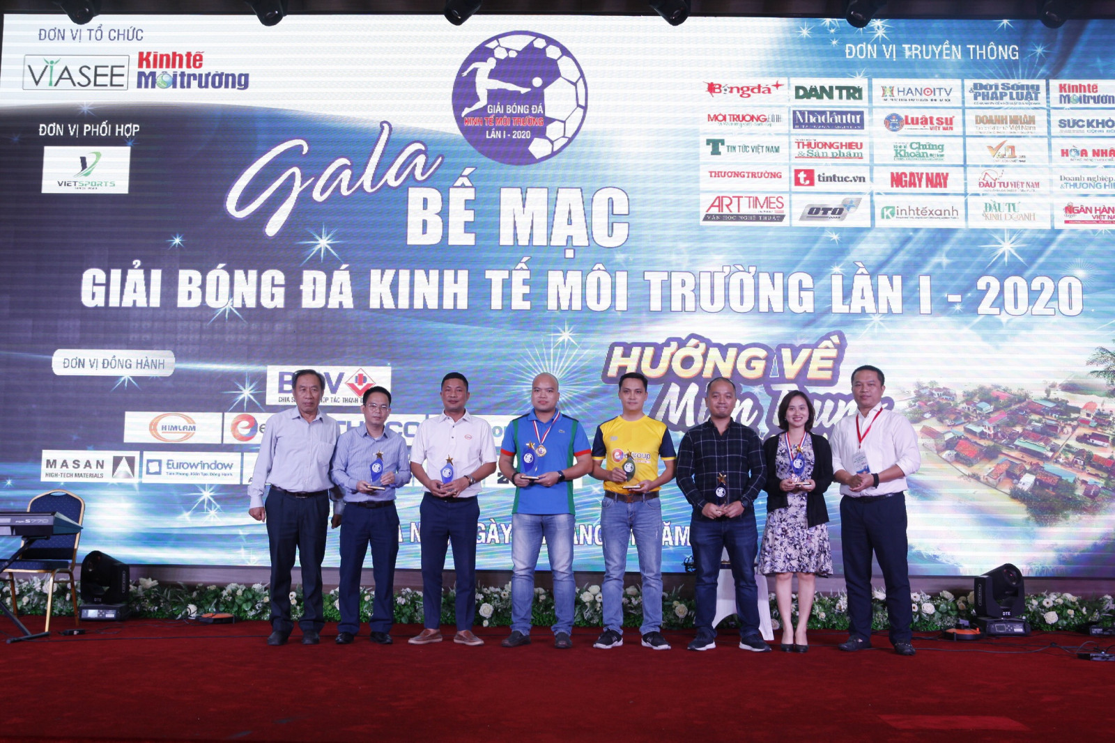 Gala Giải bóng đá Kinh tế Môi trường lần thứ I-2020: Ủng hộ 265 triệu đồng cho đồng bào miền Trung - Ảnh 1.