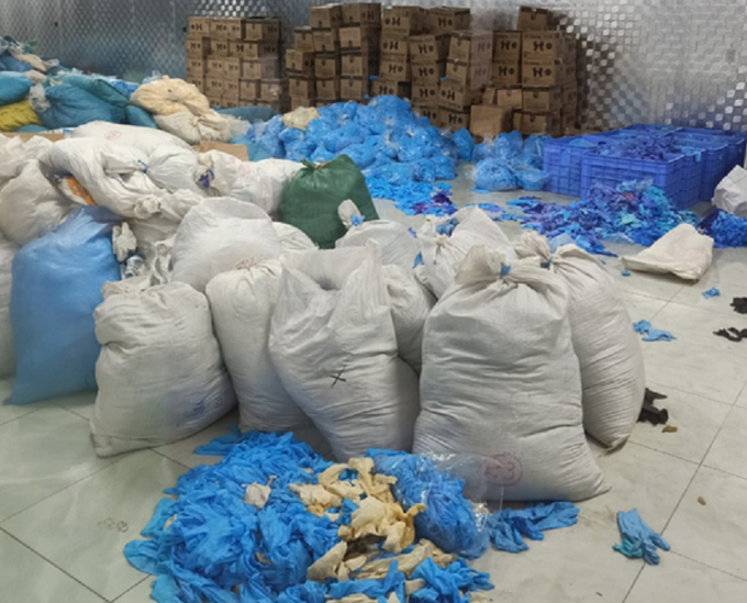 Bắc Ninh: Phát hiện kho chứa 9,5 tấn găng tay y tế đã qua sử dụng - Ảnh 1.