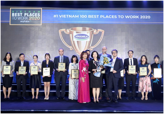 Hình 1: Bà Bùi Thị Hương – Giám đốc điều hành Khối Nhân sự, Hành chính & Đối ngoại Vinamilk nhận giải thưởng Nơi làm việc tốt nhất Việt Nam năm 2020