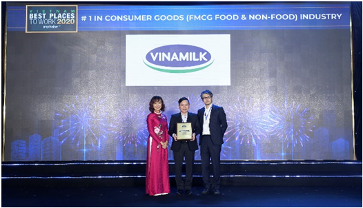 Vinamilk còn dẫn đầu 2 bảng xếp hạng khác là “Top 50 Doanh nghiệp Việt có thương hiệu nhà tuyển dụng hấp dẫn” và “Nơi làm việc tốt nhất trong ngành hàng tiêu dùng nhanh”.
