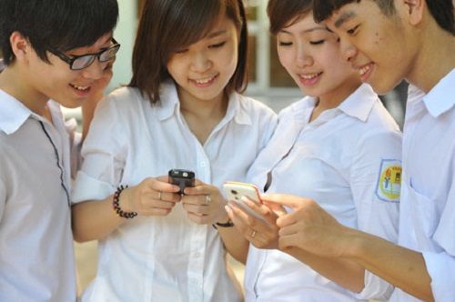 Bộ GD&ĐT phải có hướng dẫn việc học sinh dùng điện thoại phục vụ học tập - Ảnh 1.