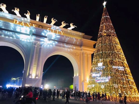 Danko Square- Rực rỡ lễ hội thắp sáng cây thông Noel đón Giáng sinh - Ảnh 3.
