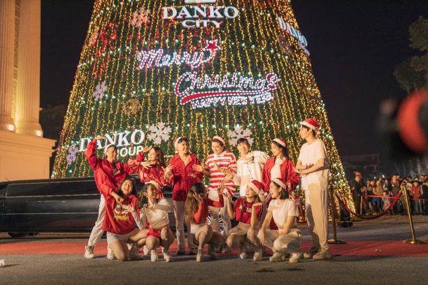 Danko Square- Rực rỡ lễ hội thắp sáng cây thông Noel đón Giáng sinh - Ảnh 2.