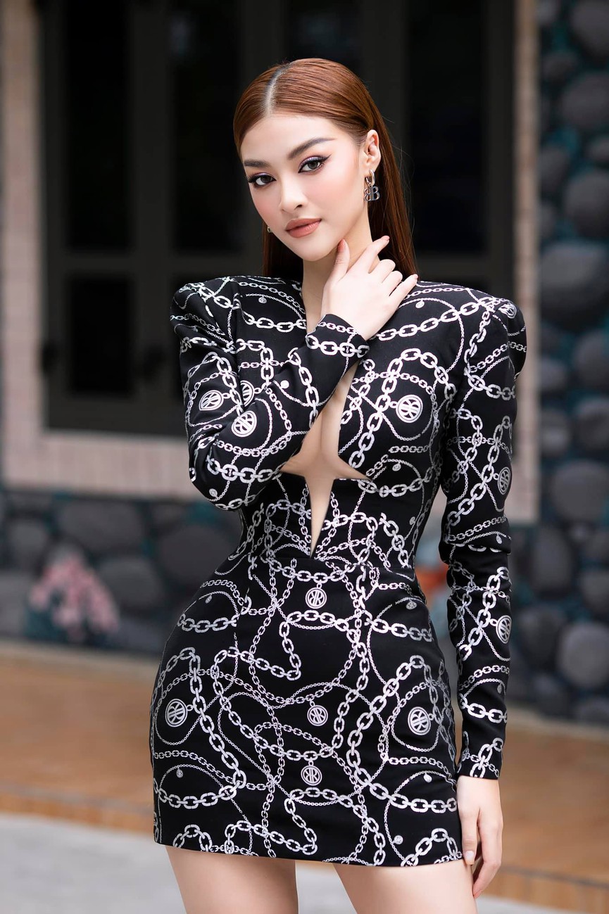Hoa hậu Đỗ Mỹ Linh yêu kiều với sắc trắng, Á hậu Kiều Loan diện váy xẻ sâu khoe body &quot;chuẩn không cần chỉnh&quot; - Ảnh 2.