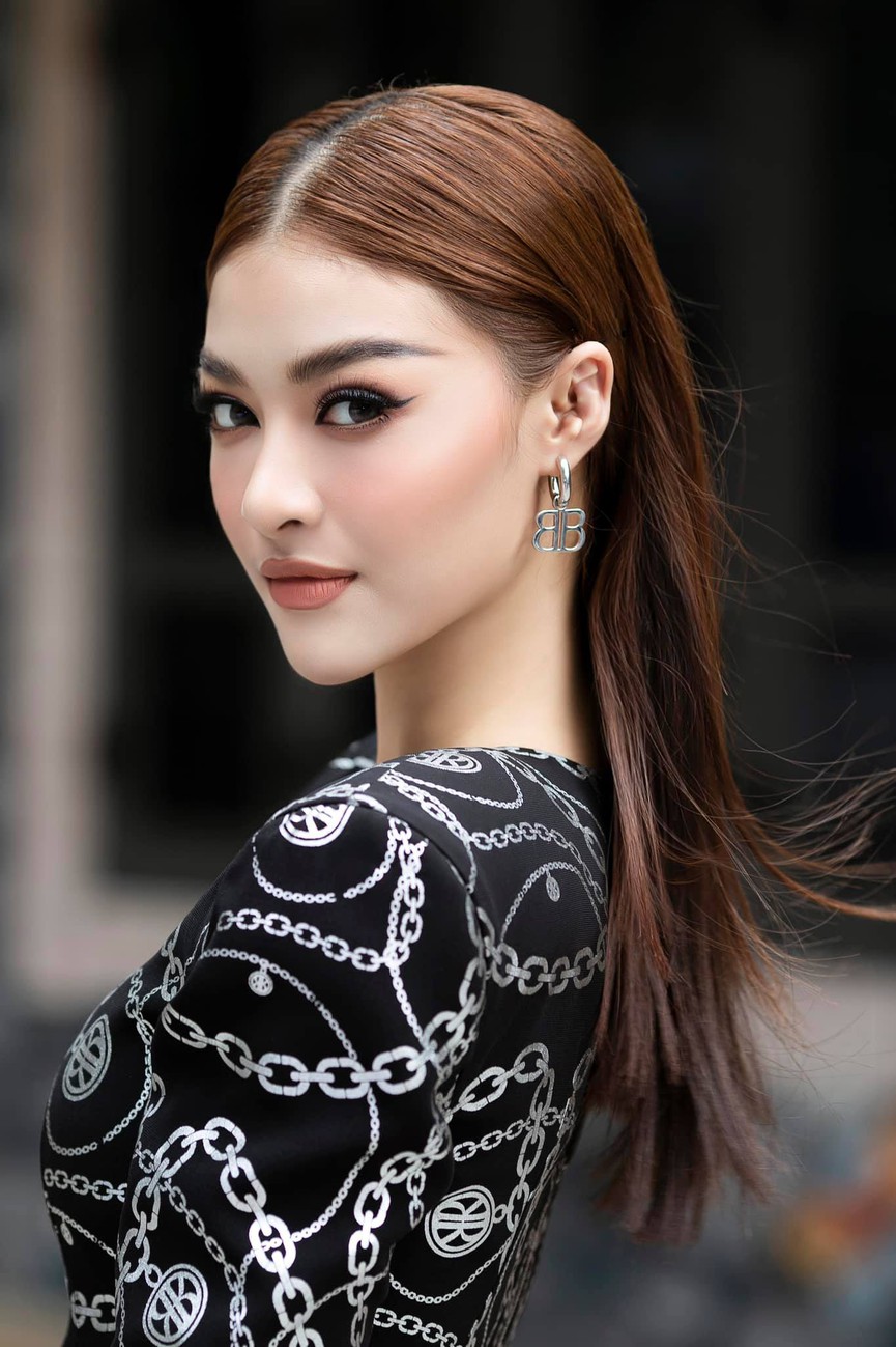 Hoa hậu Đỗ Mỹ Linh yêu kiều với sắc trắng, Á hậu Kiều Loan diện váy xẻ sâu khoe body &quot;chuẩn không cần chỉnh&quot; - Ảnh 3.