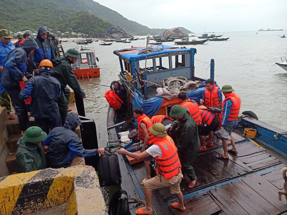 Các thuyền viên trên tàu gặp nạn được lực lượng bộ đội biên phòng đưa vào đảo Cù Lao Chàm - Ảnh: Hồng Anh