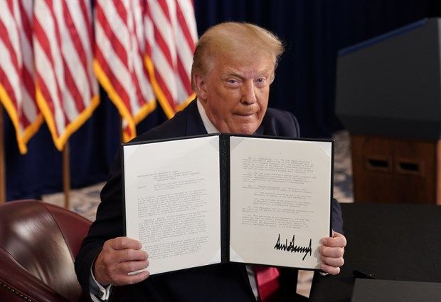 Tổng thống Mỹ Donald Trump ký sắc lệnh hành pháp mở rộng gói hỗ trợ thất nghiệp. (Nguồn: NBC)
