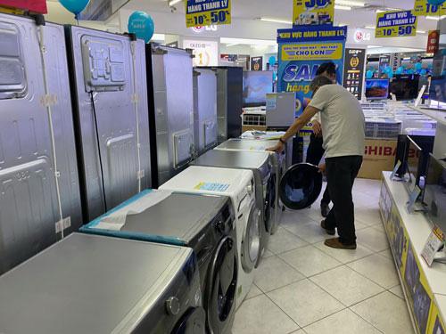 Người tiêu dùng cần thận trọng khi mua hàng điện máy thanh lý - Ảnh 1.
