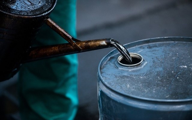 Giá xăng dầu 15/8: Dầu tiếp tục lao dốc do nhu cầu thị trường còn yếu - Ảnh 1.