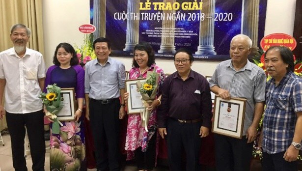Cuộc thi truyện ngắn 2018-2020 của Tạp chí Nhà văn và Tác phẩm : Nhà văn Y Ban đoạt giải đặc biệt - Ảnh 2. Cuộc thi truyện ngắn 2018-2020 của Tạp chí Nhà văn và Tác phẩm : Nhà văn Y Ban đoạt giải đặc biệt - Ảnh 2.