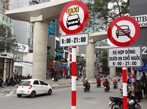 Hà Nội: Khôi phục lại biển cấm taxi, xe hợp đồng tại 10 tuyến phố - Ảnh 1. Hà Nội: Khôi phục lại biển cấm taxi, xe hợp đồng tại 10 tuyến phố - Ảnh 1.