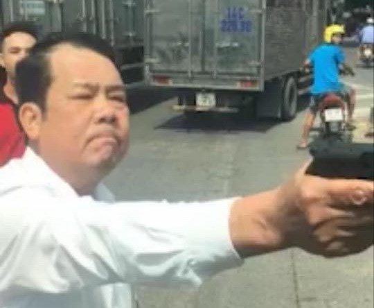 Bắc Ninh: Giám đốc công ty bảo vệ dọa 'bắn vỡ sọ' tài xế xe tải bị khởi tố - Ảnh 2.