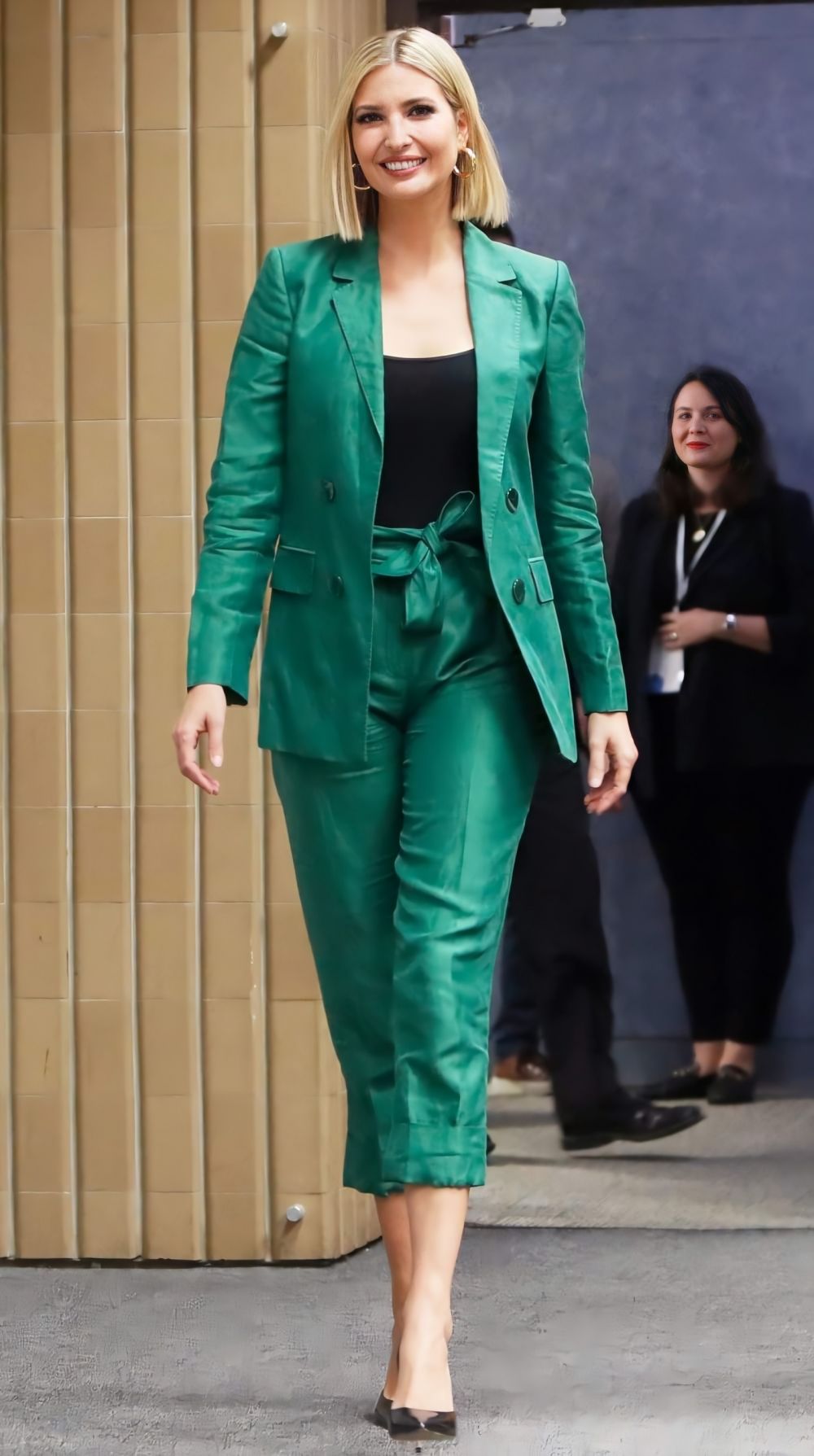 Phong cách thời trang kín đáo, thời thượng của ái nữ Tổng thống Donald Trump - Ảnh 2.