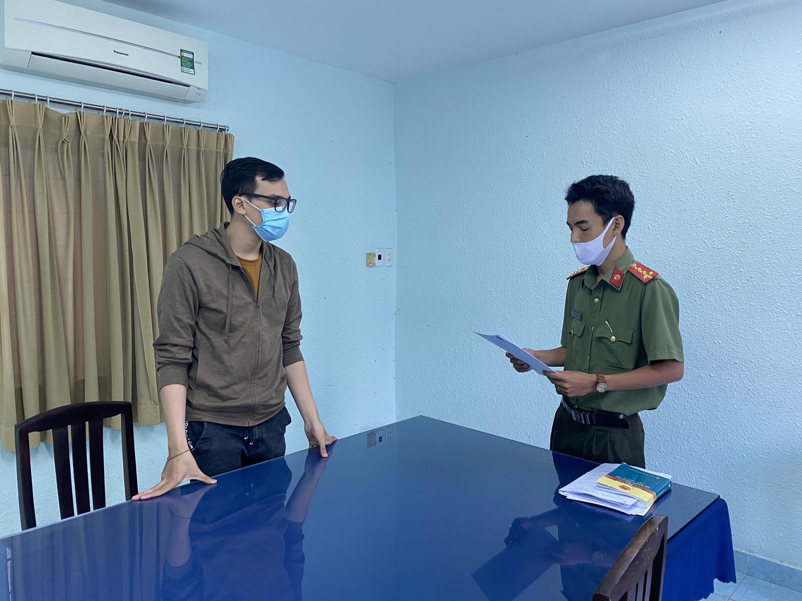Tống đạt quyết định khởi tố bị can nam tiếp viên hàng không Vietnam Airlines làm lây lan dịch Covid-19 - Ảnh 1. Tống đạt quyết định khởi tố bị can nam tiếp viên hàng không Vietnam Airlines làm lây lan dịch Covid-19 - Ảnh 1.