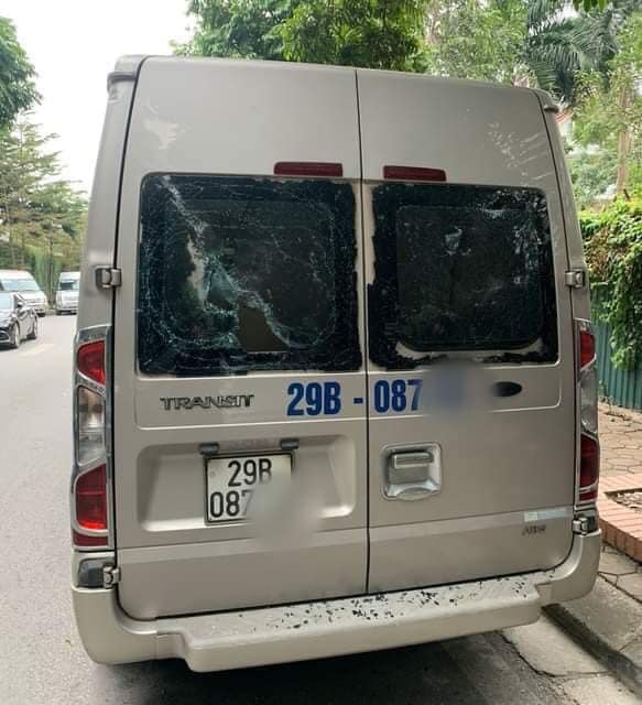 Nhiều ô tô đưa đón học sinh bị người lạ đập vỡ kính, đèn chiếu hậu khi dừng đỗ trong Khu đô thị Trung Văn - Ảnh 1. Nhiều ô tô đưa đón học sinh bị người lạ đập vỡ kính, đèn chiếu hậu khi dừng đỗ trong Khu đô thị Trung Văn - Ảnh 1.