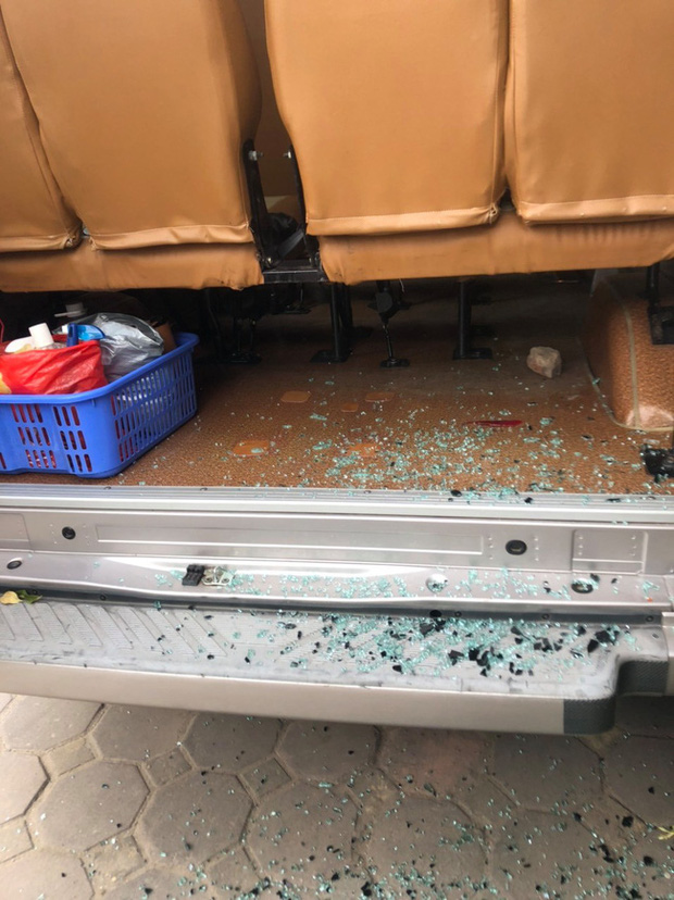 Nhiều ô tô đưa đón học sinh bị người lạ đập vỡ kính, đèn chiếu hậu khi dừng đỗ trong Khu đô thị Trung Văn - Ảnh 3. Nhiều ô tô đưa đón học sinh bị người lạ đập vỡ kính, đèn chiếu hậu khi dừng đỗ trong Khu đô thị Trung Văn - Ảnh 3.