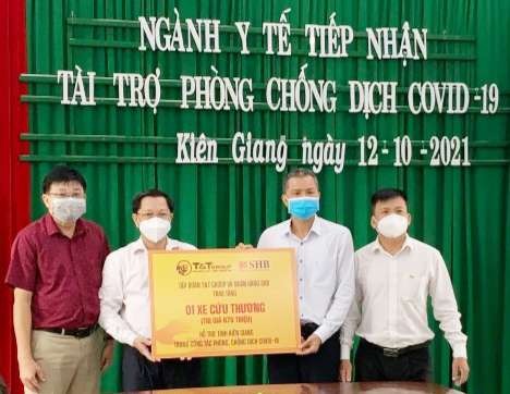 Đại diện Tập đoàn T&T Group và Ngân hàng SHB trao tặng xe cứu thương cho lãnh đạo tỉnh Kiên Giang.