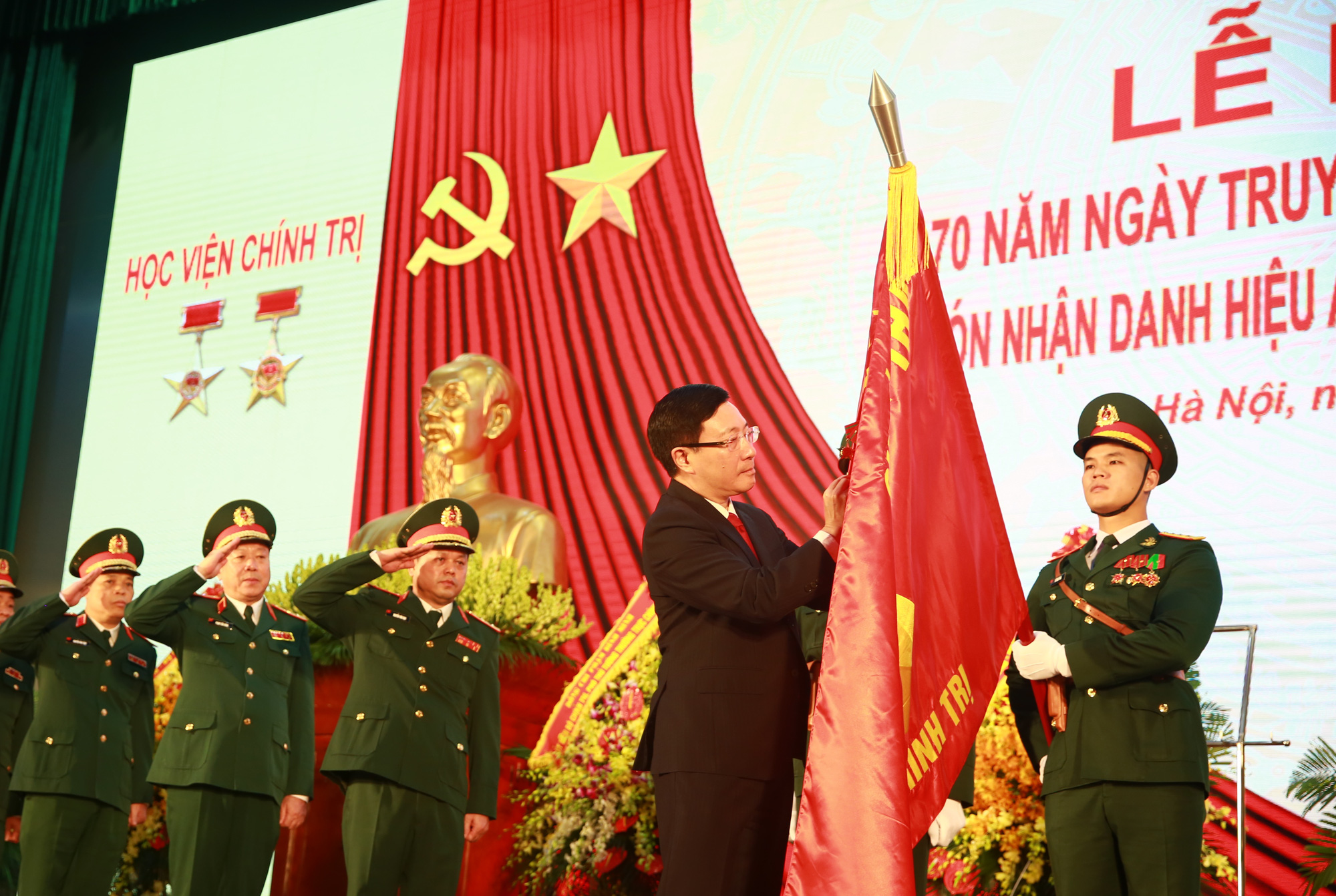 Học viện Chính trị, Bộ Quốc phòng, đón nhận danh hiệu ‘Anh hùng LLVT nhân dân’ - Ảnh 2.