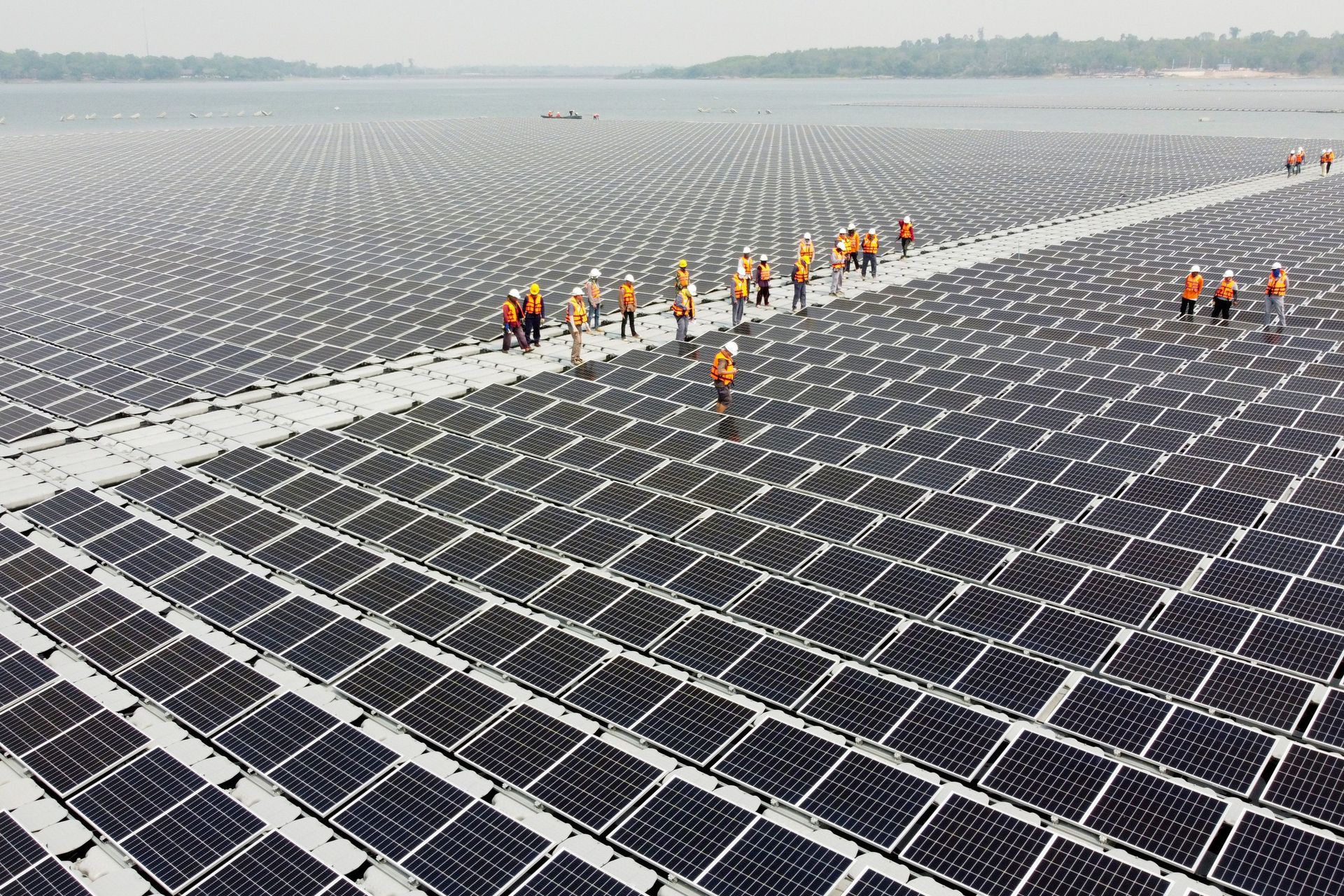 Trang trại điện mặt trời nổi trên mặt nước rộng bằng 70 sân Mỹ Đình tại Thái Lan - Ảnh 1.