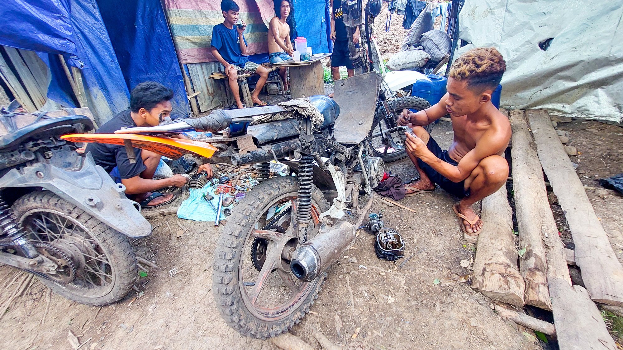 Bên trong các mỏ khai thác lậu ở Indonesia, nơi than được gọi là lộc của trời: Thợ mỏ đào 100 bao than kiếm 11 USD/ngày - Ảnh 3. Bên trong các mỏ khai thác lậu ở Indonesia, nơi than được gọi là lộc của trời: Thợ mỏ đào 100 bao than kiếm 11 USD/ngày - Ảnh 3.