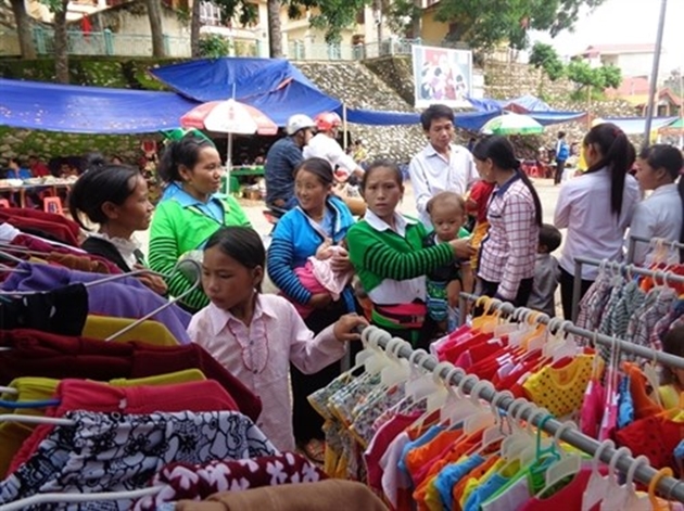 Hàng loạt cặp vợ chồng người HMông trắng tay vì bị gạ đầu tư tiền ảo: Chỉ cần đi bộ lên nương rẫy là có tiền - Ảnh 1. Hàng loạt cặp vợ chồng người HMông trắng tay vì bị gạ đầu tư tiền ảo: Chỉ cần đi bộ lên nương rẫy là có tiền - Ảnh 1.