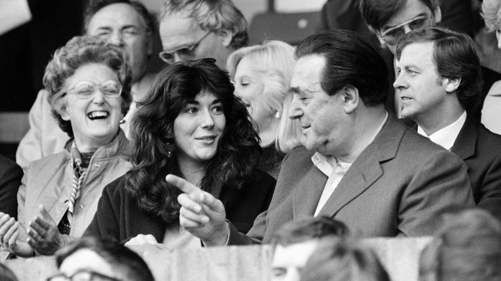 Ghislaine Maxwell: Má mì quyền lực chuyên chăn dắt trẻ vị thành niên cho giới thượng lưu, một số cái tên liên quan có cả Bill Clinton, Donald Trump, Elon Musk - Ảnh 3. Ghislaine Maxwell: Má mì quyền lực chuyên chăn dắt trẻ vị thành niên cho giới thượng lưu, một số cái tên liên quan có cả Bill Clinton, Donald Trump, Elon Musk - Ảnh 3.